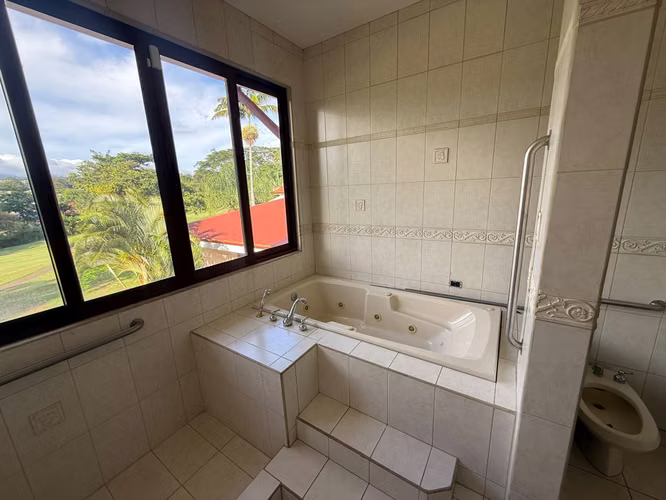 Vendo en Alturas de Cariari casa con vista al golf - Imagen 16