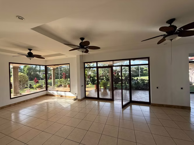 Vendo en Alturas de Cariari casa con vista al golf - Imagen 15