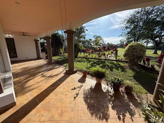 Vendo en Alturas de Cariari casa con vista al golf - Imagen 5