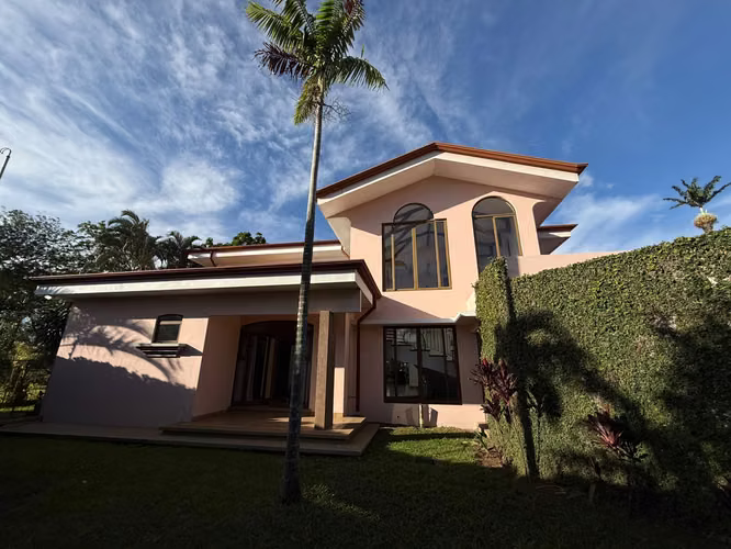 Vendo en Alturas de Cariari casa con vista al golf - Imagen 3