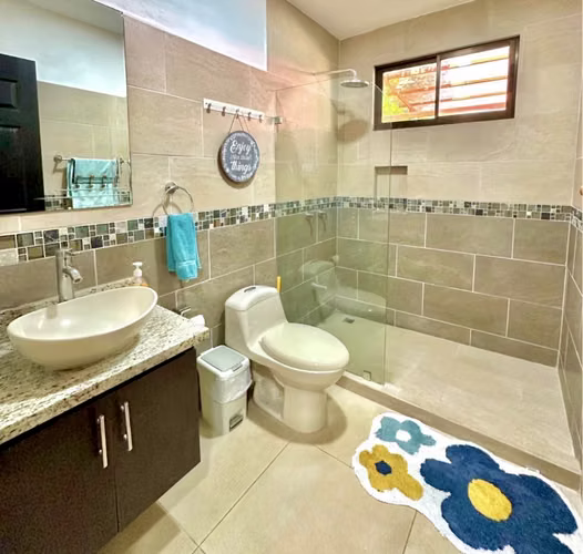 Casa con precio de oportunidad en Condominio, San José de Pinilla, Playa Avellanas, Guanacaste.
