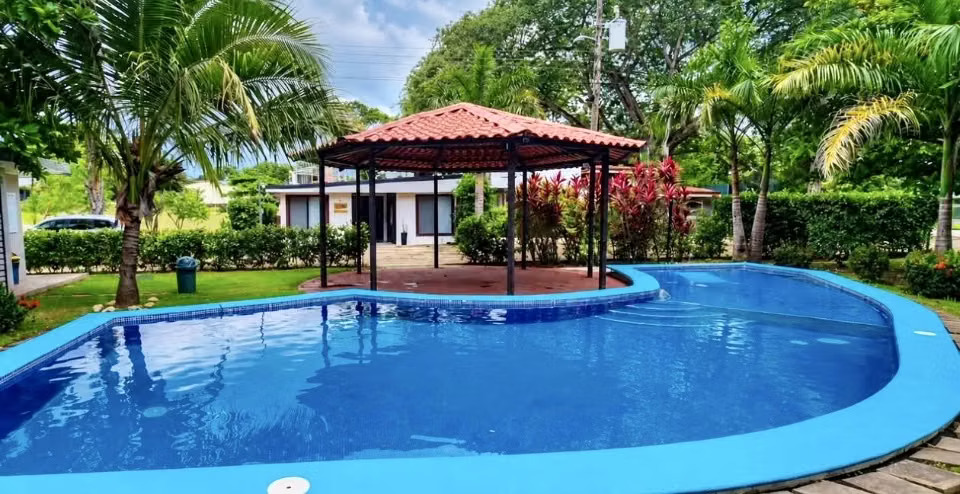 Casa con precio de oportunidad en Condominio, San José de Pinilla, Playa Avellanas, Guanacaste.