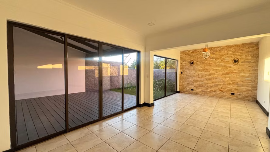 Casa en venta, recién remodelada condominio Remanso de Mallorca KV - Imagen 3