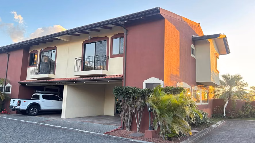 Casa en venta, recién remodelada condominio Remanso de Mallorca KV - Imagen 2