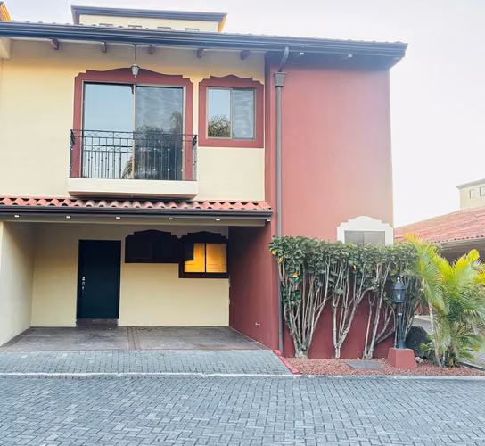 Casa en venta, recién remodelada condominio Remanso de Mallorca KV