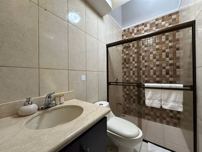 Casa de una planta 3 habitaciones 2 parqueos en Condominio - Imagen 12