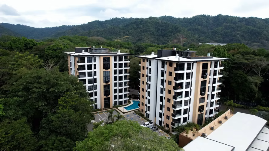 Modern 2-Bed Apartment in Costa Rica: Pool, Balcony, Ocean & Mountain Views