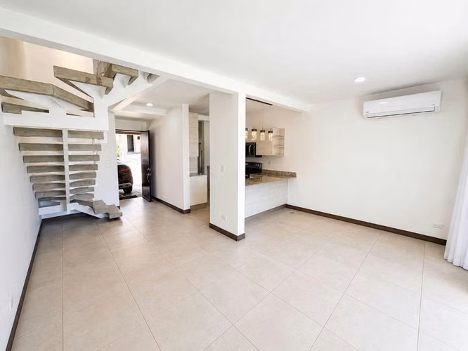 Alquiler de casa en condominio en caoba en ciudad Colón con línea blanca - Imagen 2