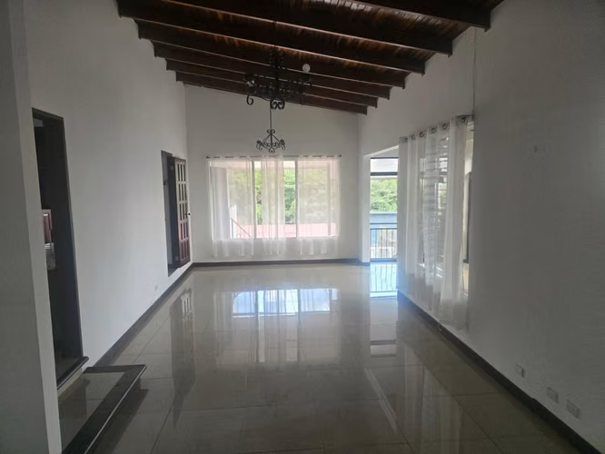 SE ALQUILA AMPLIA CASA INDEPENDIENTE CON LOCAL U OFICINA ANEXO EN SAN ANTONIO DE ESCAZÚ - Imagen 10