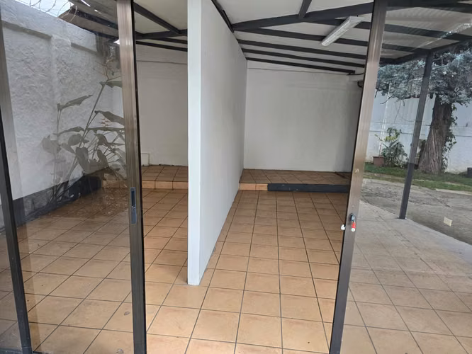 SE ALQUILA AMPLIA CASA INDEPENDIENTE CON LOCAL U OFICINA ANEXO EN SAN ANTONIO DE ESCAZÚ - Imagen 2