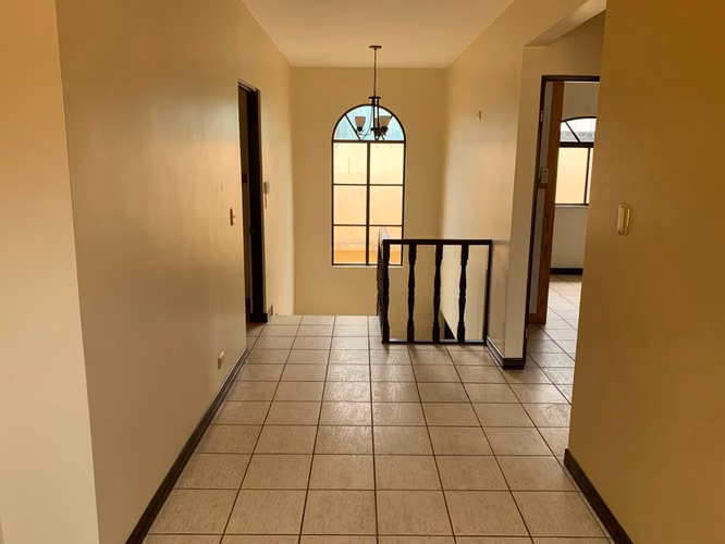 Hermosa casa en condominio de solo 4 apartamentos. - Imagen 2