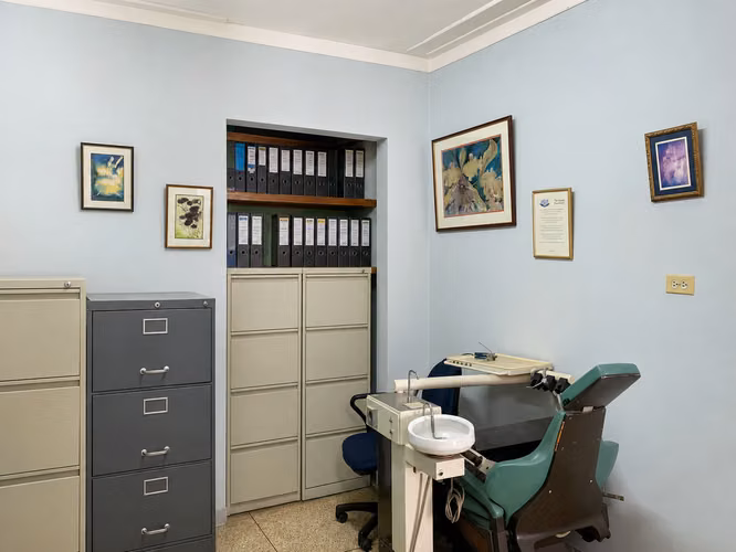 Venta Propiedad de uso mixto con 8 consultorios y amplio parqueo en Barrio Luján 43315 - Imagen 4