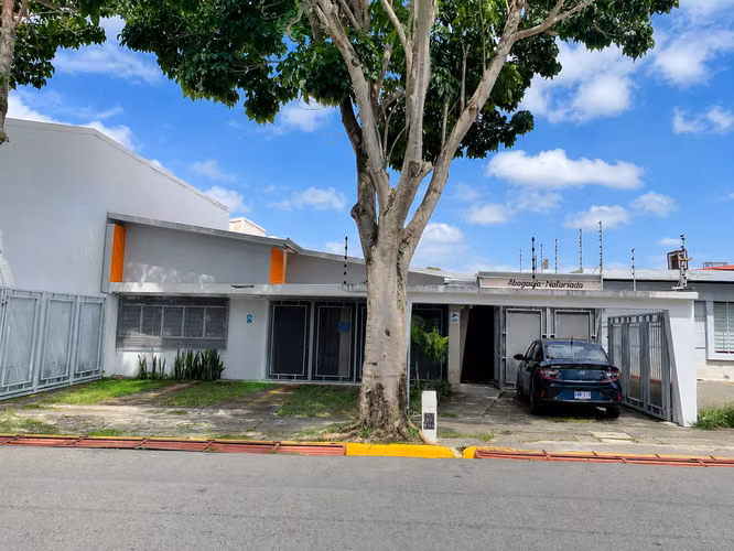 Venta Propiedad de uso mixto con 8 consultorios y amplio parqueo en Barrio Luján 43315