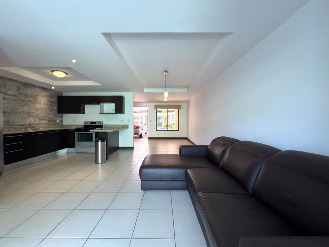 Alquiler de casa en Santa Ana. 3 Habitaciones + TV. Línea blanca. ¡Amenidades! - Imagen 5