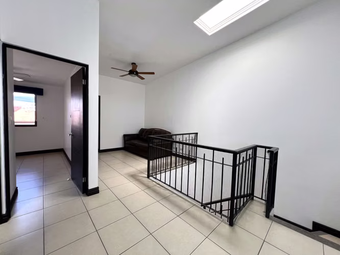 Alquiler de casa en Santa Ana. 3 Habitaciones + TV. Línea blanca. ¡Amenidades! - Imagen 9