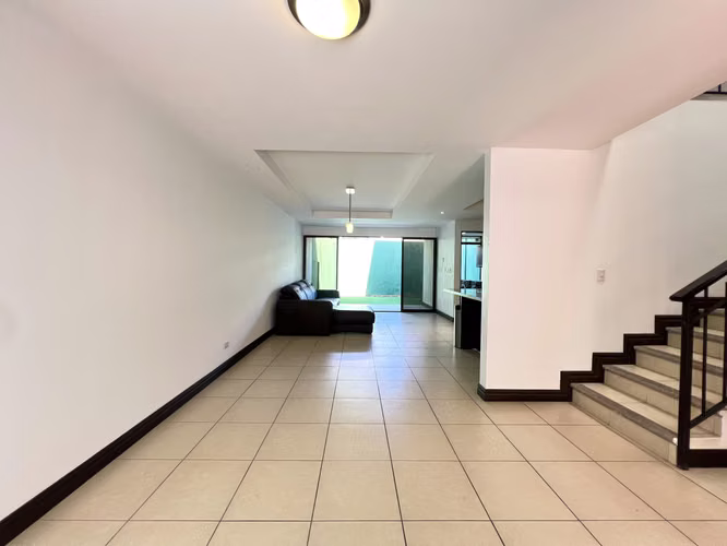 Alquiler de casa en Santa Ana. 3 Habitaciones + TV. Línea blanca. ¡Amenidades! - Imagen 2