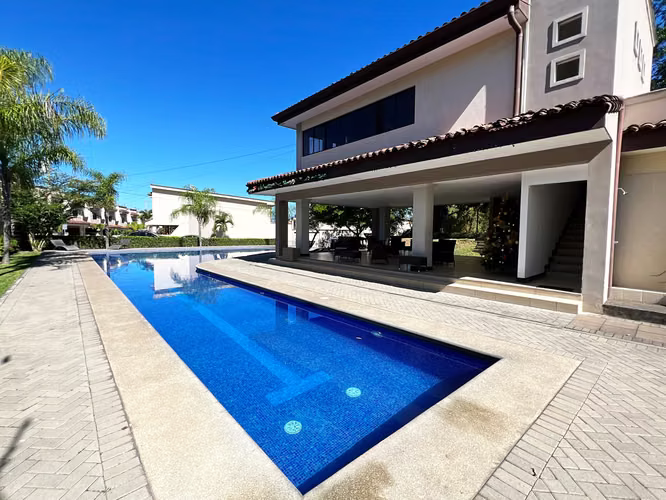 Alquiler de casa en Santa Ana. 3 Habitaciones + TV. Línea blanca. ¡Amenidades! - Imagen 17