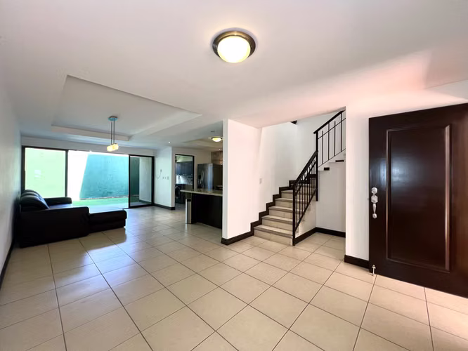 Alquiler de casa en Santa Ana. 3 Habitaciones + TV. Línea blanca. ¡Amenidades! - Imagen 3