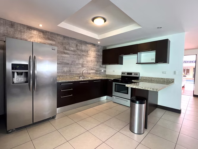 Alquiler de casa en Santa Ana. 3 Habitaciones + TV. Línea blanca. ¡Amenidades! - Imagen 4