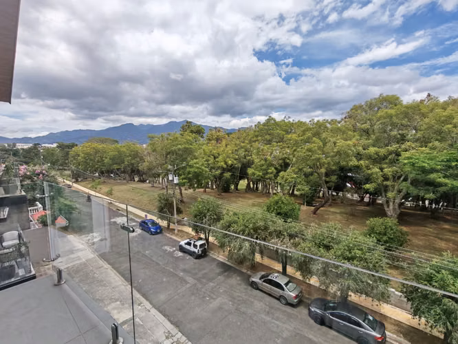Se alquila apartamento amoblado en Rohrmoser. Con vista al parque. - Imagen 4