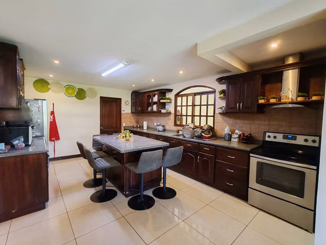Alquiler de Elegante casa Familiar en Santo Domingo de Heredia - Imagen 5