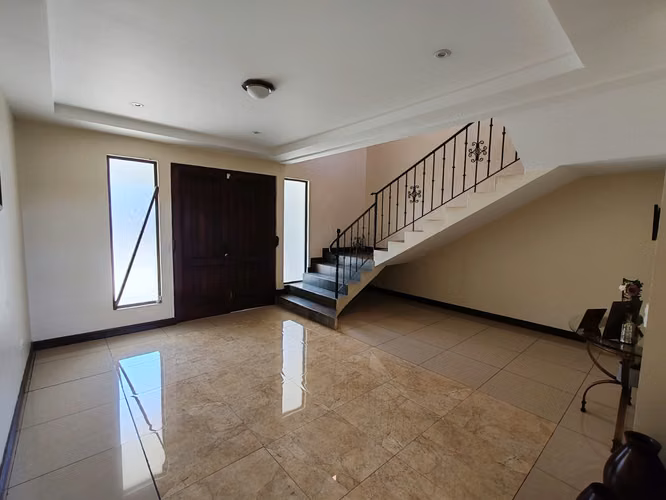 Alquiler de Elegante casa Familiar en Santo Domingo de Heredia - Imagen 2