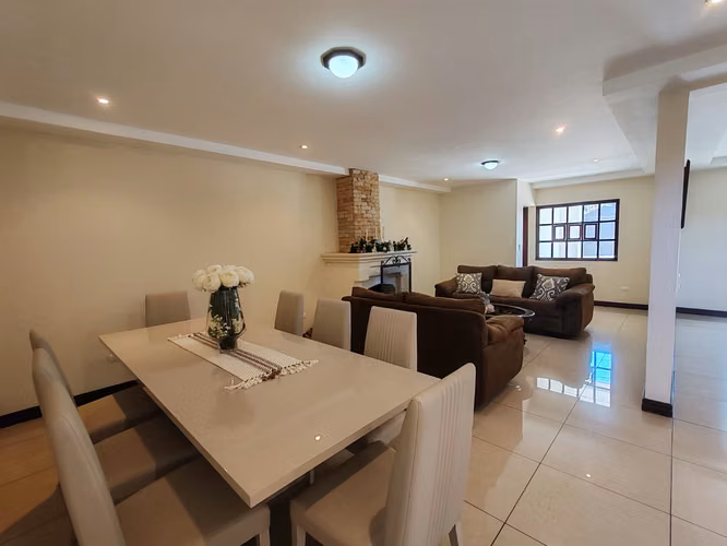 Alquiler de Elegante casa Familiar en Santo Domingo de Heredia - Imagen 4