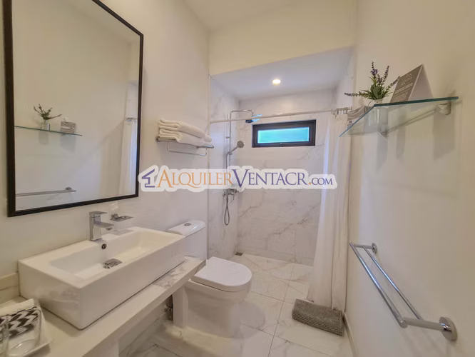 CASA DE UN NIVEL CON USO SUELO MIXTO + HOTEL IDEAL PARA AIRBNB EN SAN RAFAEL ESCAZU