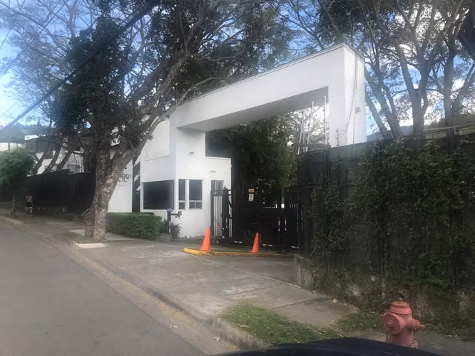 Venta Lujoso Condominio en Santa Ana para inversión. - Imagen 7