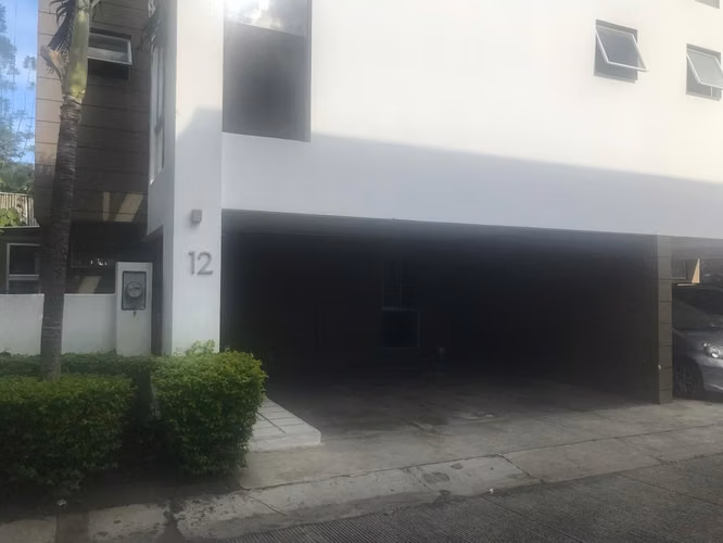 Venta Lujoso Condominio en Santa Ana para inversión.