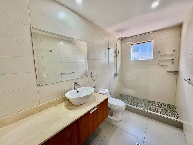 SANTA ANA! MODERNA CASA de 3NIVELES/ 4HAB/4.5 BAÑOS Y 2 TERRAZAS - Imagen 9