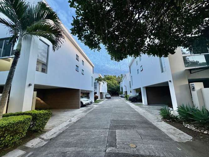 SANTA ANA! CASA CONTEMPORANEA de 3NIVELES/ 4HAB/4.5 BAÑOS Y 2 TERRAZAS