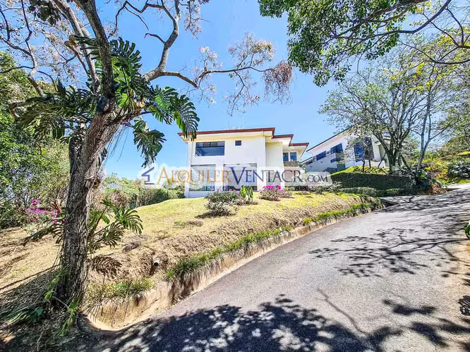 LUJOSA CASA CON 1.039 M2 DE LOTE Y VISTA EN BRASIL DE MORA SANTA ANA - Imagen 2