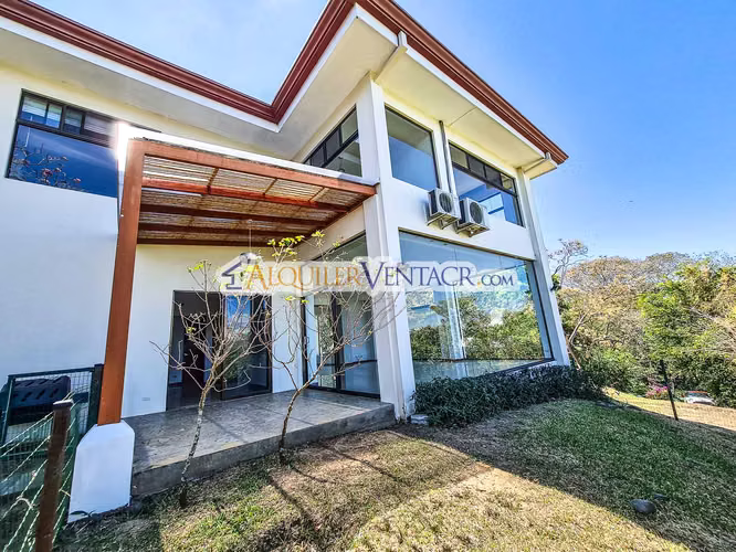 LUJOSA CASA CON 1.039 M2 DE LOTE Y VISTA EN BRASIL DE MORA SANTA ANA - Imagen 6