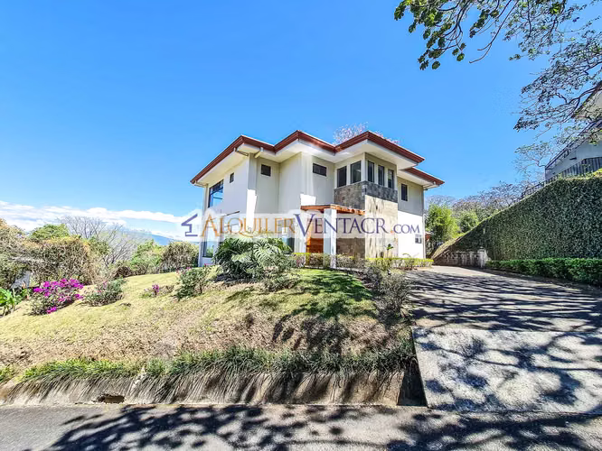 LUJOSA CASA CON 1.039 M2 DE LOTE Y VISTA EN BRASIL DE MORA SANTA ANA