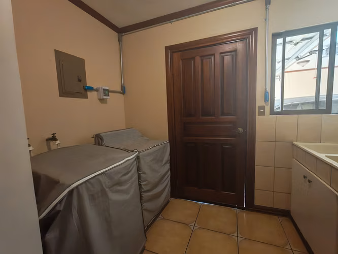 Alquiler de condominio en Guachipelin, tiene cuarto en 1 nivel - Imagen 11