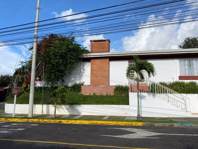 Casa en lote esquinero de 472 m² · Barrio DENT, San José