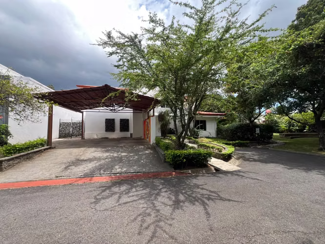 Casa de Lujo en Pozos de Santa Ana | Venta o Alquiler $2750 o $400,000
