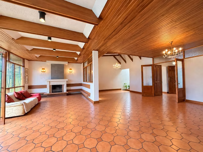 Venta de casa en El Prado de Curridabat 4Hab + Hab Servicio + 2 Oficina