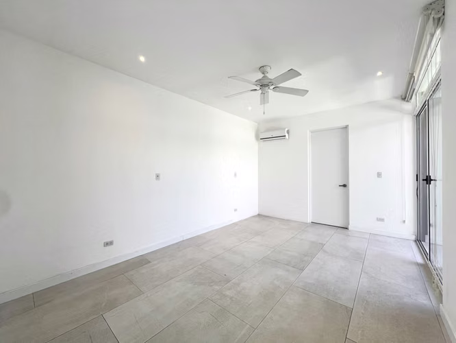 Alquiler de casa en Santa Ana. ¡UNA PLANTA! 3 Habitaciones + Servicio. Línea blanca. - Imagen 10