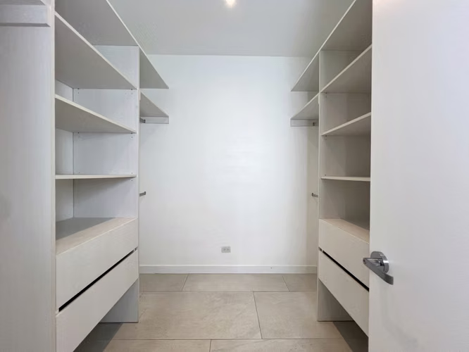 Alquiler de casa en Santa Ana. ¡UNA PLANTA! 3 Habitaciones + Servicio. Línea blanca. - Imagen 12