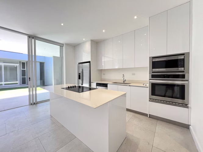 Alquiler de casa en Santa Ana. ¡UNA PLANTA! 3 Habitaciones + Servicio. Línea blanca. - Imagen 4