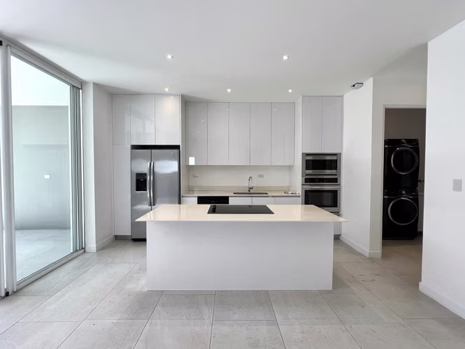 Alquiler de casa en Santa Ana. ¡UNA PLANTA! 3 Habitaciones + Servicio. Línea blanca. - Imagen 2