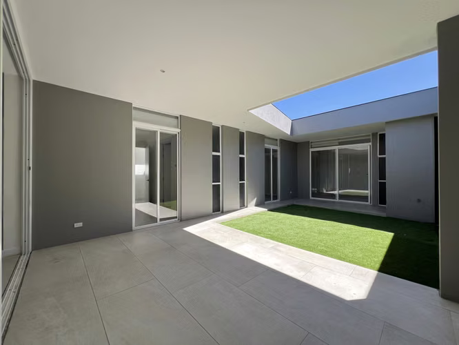 Alquiler de casa en Santa Ana. ¡UNA PLANTA! 3 Habitaciones + Servicio. Línea blanca. - Imagen 6
