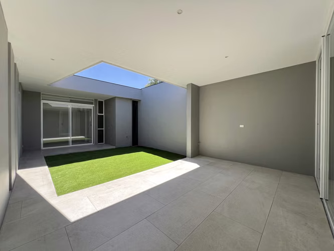 Alquiler de casa en Santa Ana. ¡UNA PLANTA! 3 Habitaciones + Servicio. Línea blanca. - Imagen 5