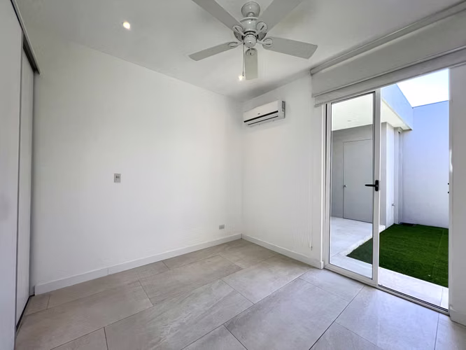 Alquiler de casa en Santa Ana. ¡UNA PLANTA! 3 Habitaciones + Servicio. Línea blanca. - Imagen 14