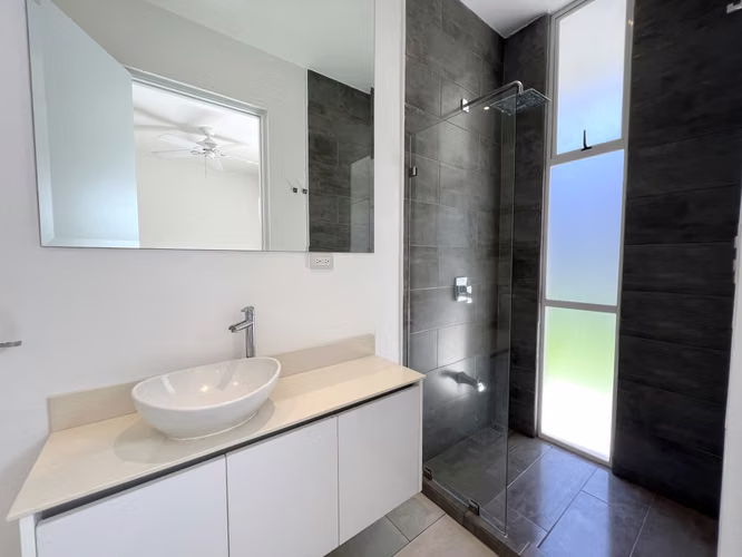 Alquiler de casa en Santa Ana. ¡UNA PLANTA! 3 Habitaciones + Servicio. Línea blanca. - Imagen 19