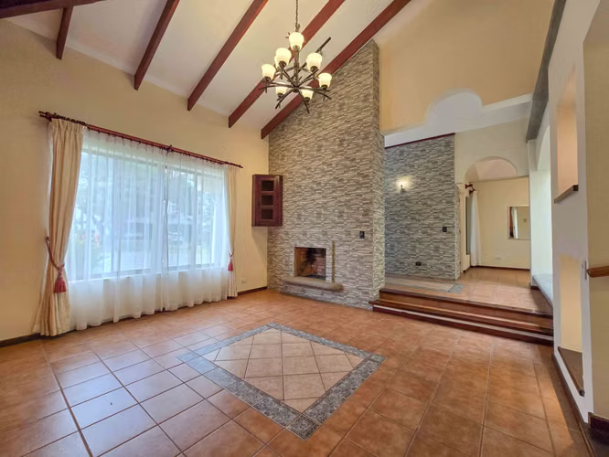 VALLE DEL SOL LINDORA SANTA ANA! CASA DE UN NIVEL CON 700 M2 DE LOTE - Imagen 3