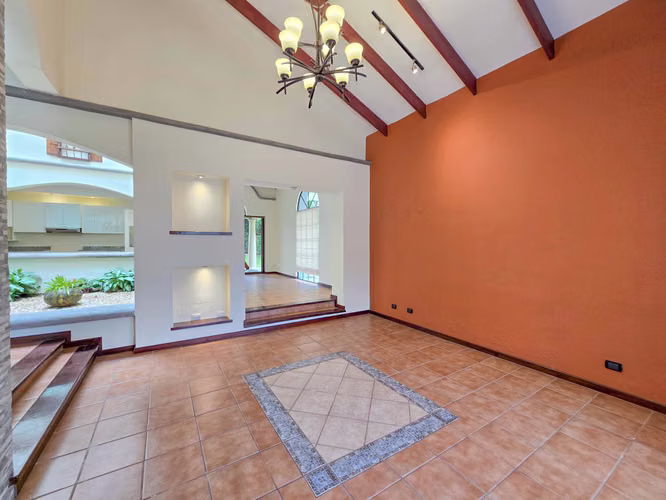 VALLE DEL SOL LINDORA SANTA ANA! CASA DE UN NIVEL CON 700 M2 DE LOTE - Imagen 4