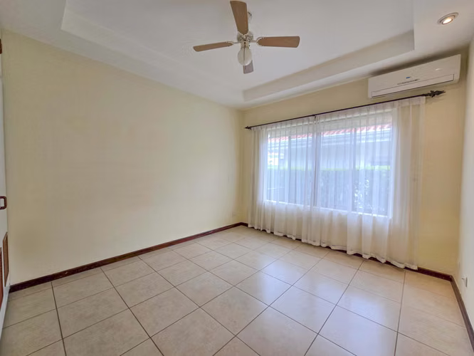 VALLE DEL SOL LINDORA SANTA ANA! CASA DE UN NIVEL CON 700 M2 DE LOTE - Imagen 11